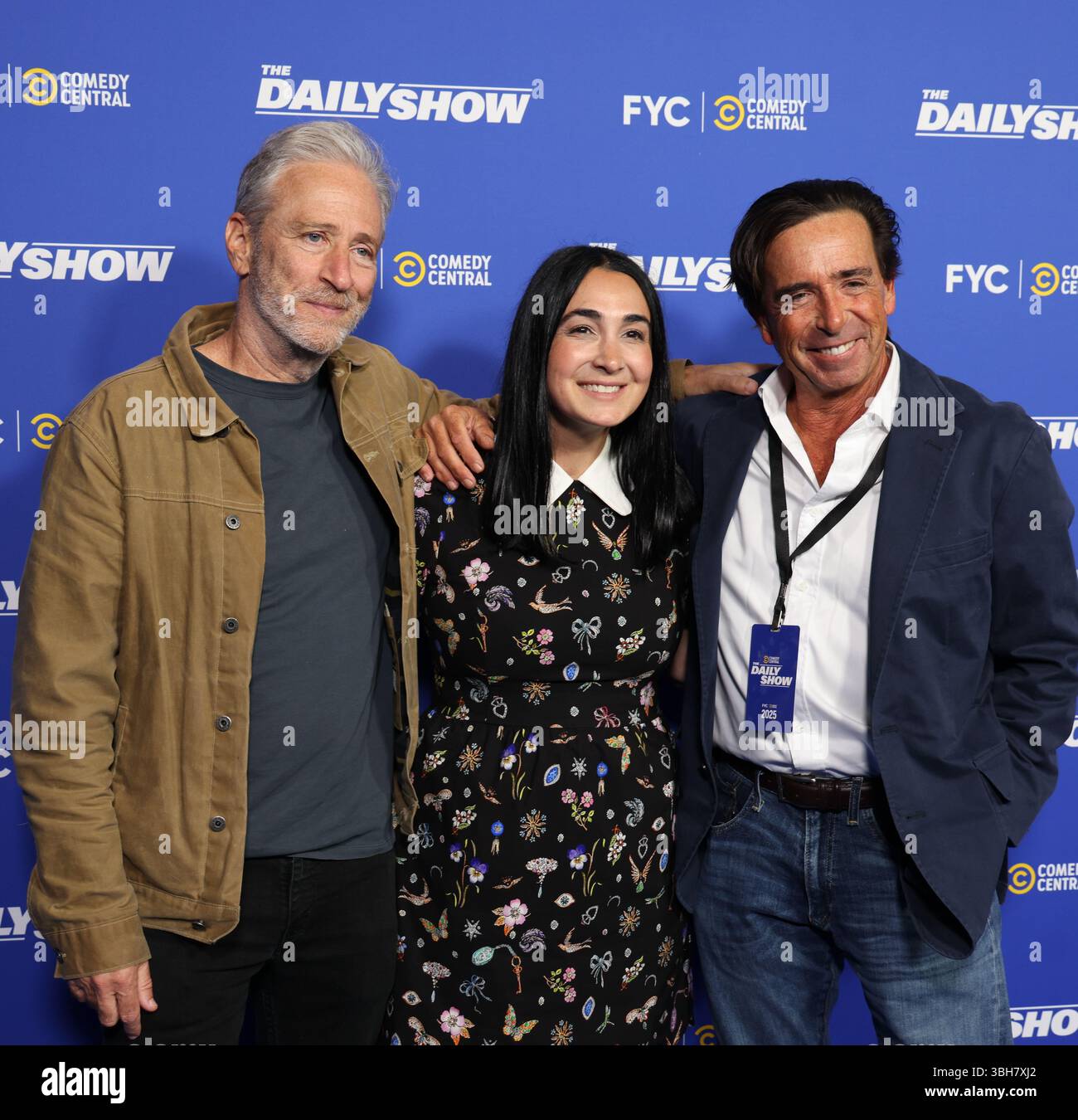 Hollywood, CA, USA. Juni 2025. LOS ANGELES, KALIFORNIEN - JUNI 07: (L-R) Jon Stewart, Jennifer Flanz und seine Freundin nehmen am 7. Juni 2025 in Los Angeles, Kalifornien, an der offiziellen Emmy-Show Teil, die von Comedy Central im Linwood Dunn Theater präsentiert wird. (Kreditbild: © Amy Katz/ZUMA Press Wire) NUR REDAKTIONELLE VERWENDUNG! Nicht für kommerzielle ZWECKE! Stockfoto