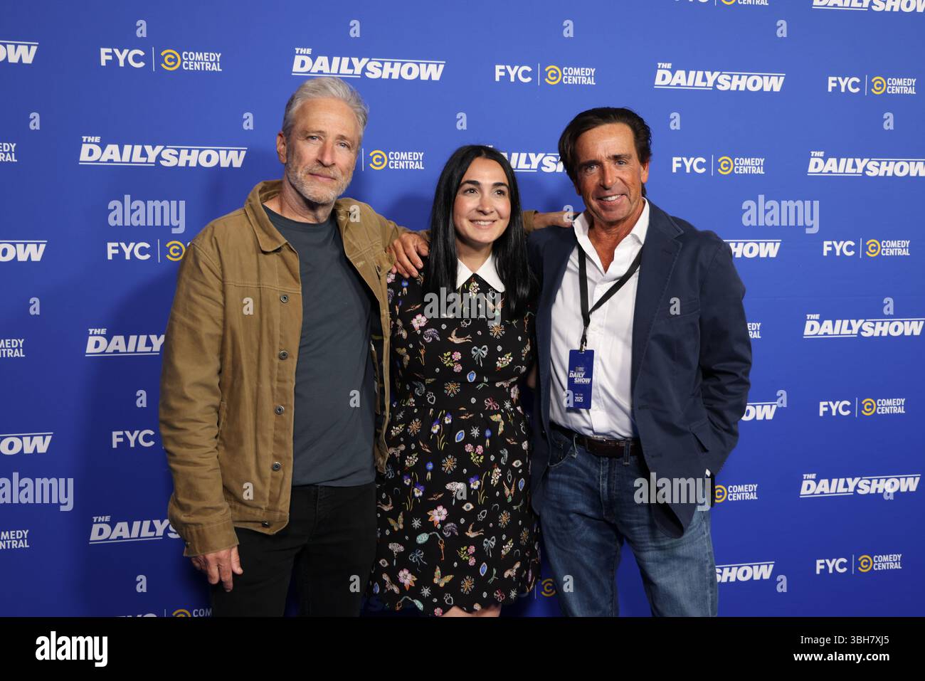 Hollywood, CA, USA. Juni 2025. LOS ANGELES, KALIFORNIEN - JUNI 07: (L-R) Jon Stewart, Jennifer Flanz und seine Freundin nehmen am 7. Juni 2025 in Los Angeles, Kalifornien, an der offiziellen Emmy-Show Teil, die von Comedy Central im Linwood Dunn Theater präsentiert wird. (Kreditbild: © Amy Katz/ZUMA Press Wire) NUR REDAKTIONELLE VERWENDUNG! Nicht für kommerzielle ZWECKE! Stockfoto