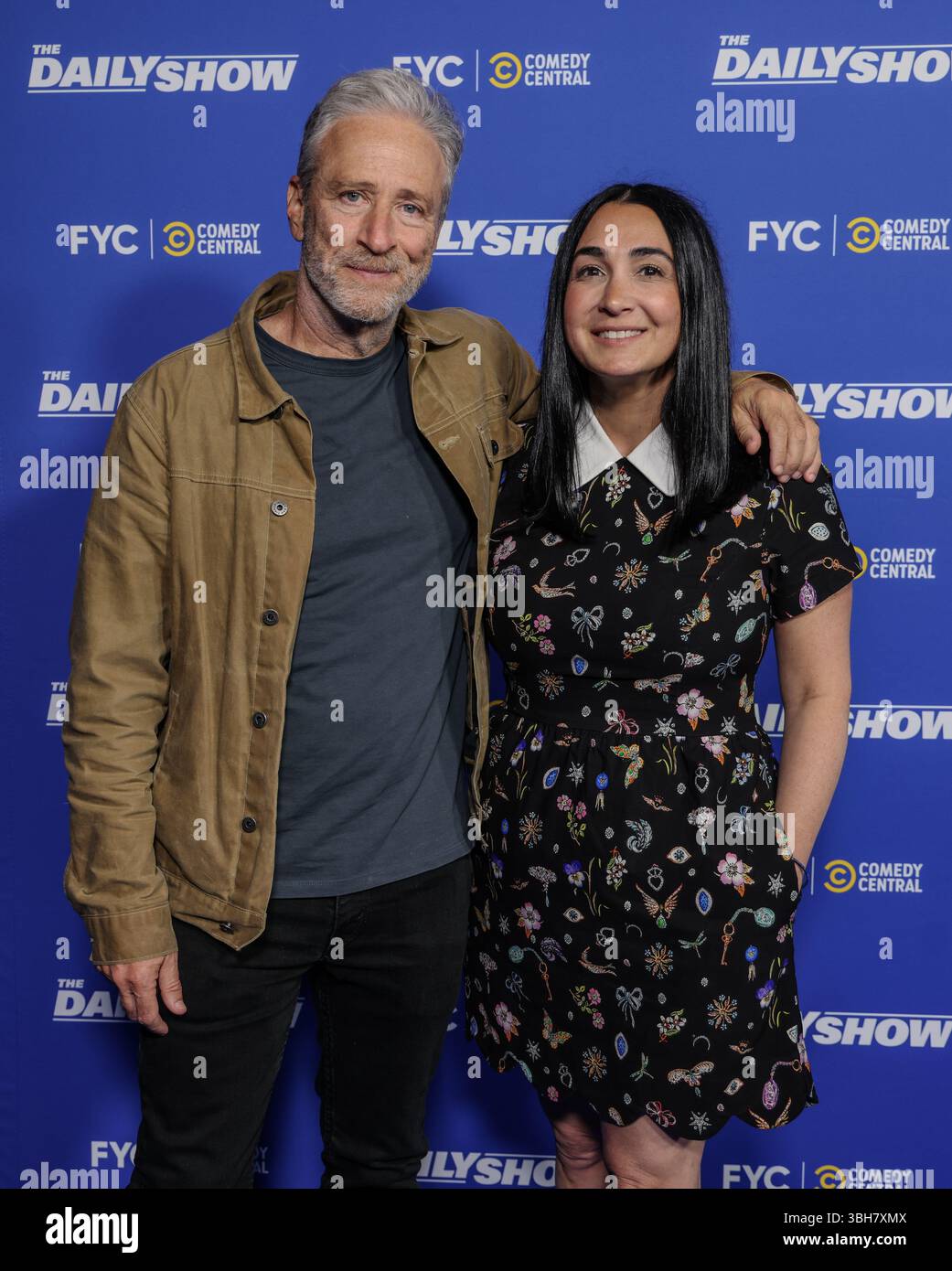 Hollywood, CA, USA. Juni 2025. LOS ANGELES, KALIFORNIEN - JUNI 07: (L-R) Jon Stewart, Jennifer Flanz nimmt am 7. Juni 2025 an der offiziellen Emmy-Show Teil, die von Comedy Central im Linwood Dunn Theater präsentiert wurde. (Kreditbild: © Amy Katz/ZUMA Press Wire) NUR REDAKTIONELLE VERWENDUNG! Nicht für kommerzielle ZWECKE! Stockfoto
