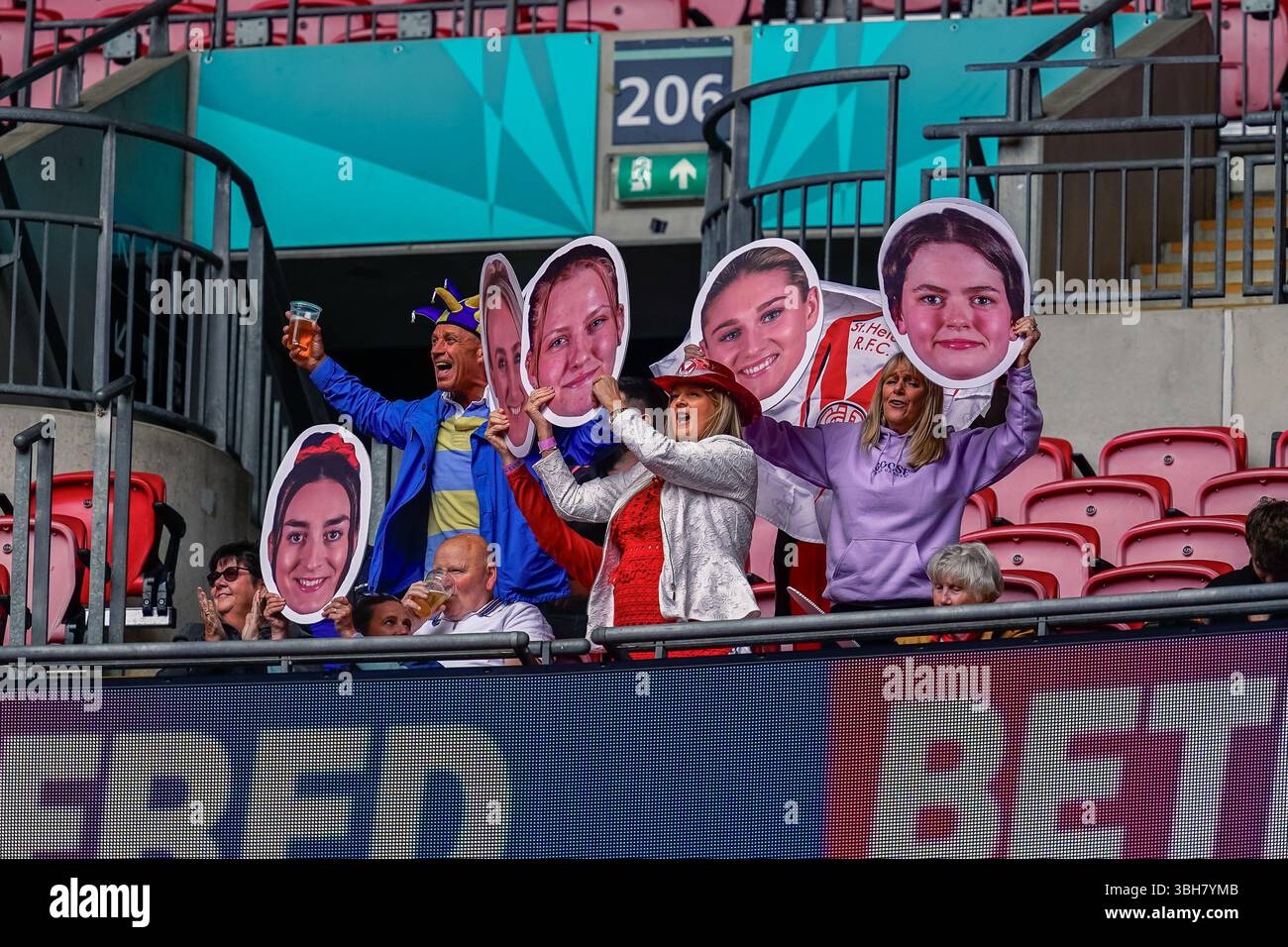 LONDON, ENGLAND – 7. JUNI: Die Fans von St. Helens halten beim Betfred Challenge Cup Spiel zwischen den St Helens Women und Wigan Warriors Women im Wembley Stadium am 7. Juni 2025 in London England große Gesichter ihrer Teamspieler hoch. (Foto: James Giblin) Stockfoto