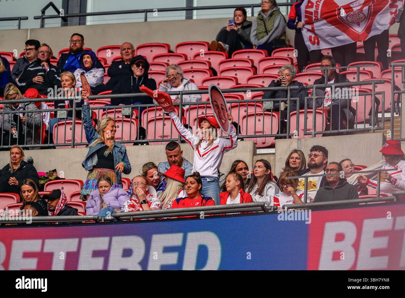 LONDON, ENGLAND – 7. JUNI: Die Fans von St. Helens halten beim Betfred Challenge Cup Spiel zwischen den St Helens Women und Wigan Warriors Women im Wembley Stadium am 7. Juni 2025 in London England große Gesichter ihrer Teamspieler hoch. (Foto: James Giblin) Stockfoto