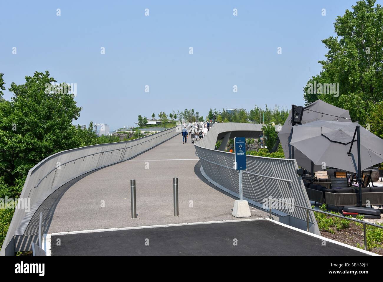 Ottawa, Kanada - 7. Juni 2025: Die neue Pidaban-Fußgängerbrücke, ein Fußweg, der am Major’s Hill Park und der Tavern on the Hill beginnt und zum neuen führt Stockfoto