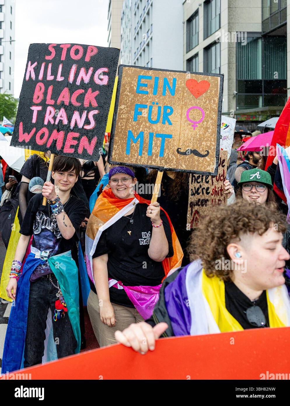 08. Juni 2025, Saarland, Saarbrücken: Teilnehmer des Christopher Street Day (CSD) demonstrieren bei der Parade mit einem Poster mit der Aufschrift „Stop Killing Black Transfrauen“ für Vielfalt, Toleranz und Gleichheit. Das Motto der diesjährigen CSD im Großraum Saarland, Lothringen und Luxemburg lautet: "Unser Recht - kein Schritt zurück". Foto: Laszlo Pinter/dpa Stockfoto