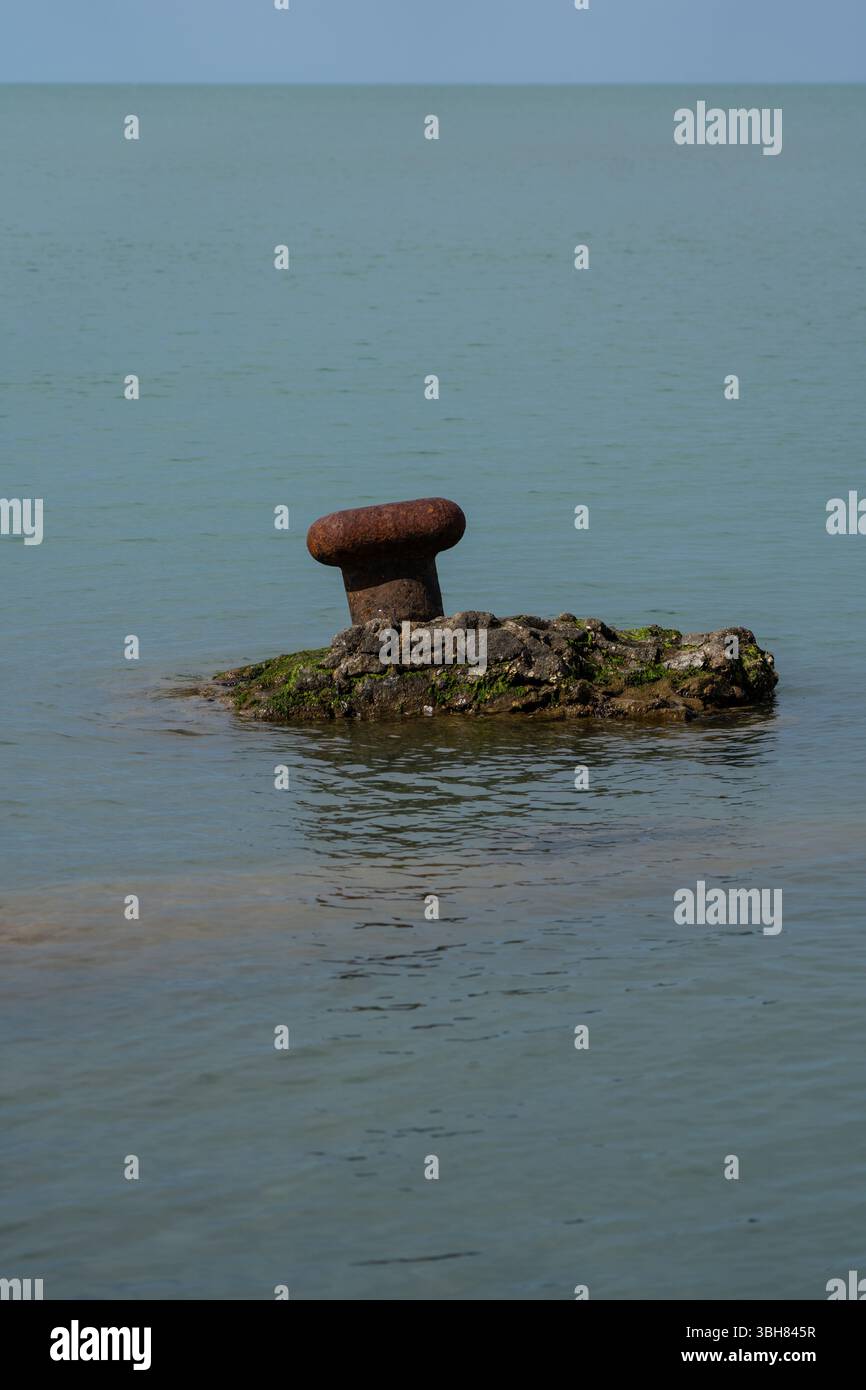 Ein kaputter, rostiger Schiffspoller im Schwarzen Meer Stockfoto