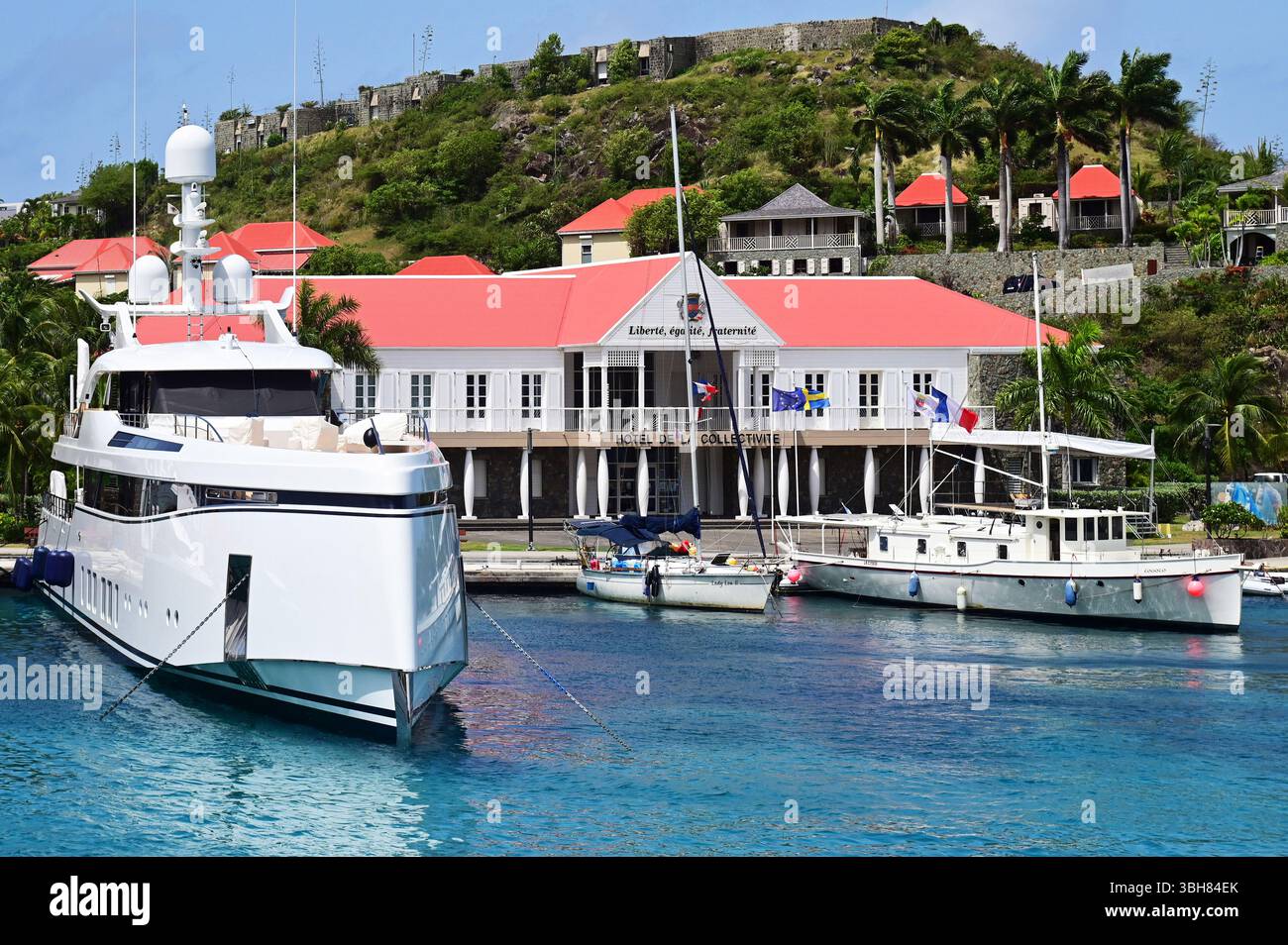 FRANKREICH. INSEL SAINT-BARTHELEMY (977). GUSTAVIA. YACHTEN VOR ANKER IM HAFEN VON GUSTAVIA. Stockfoto