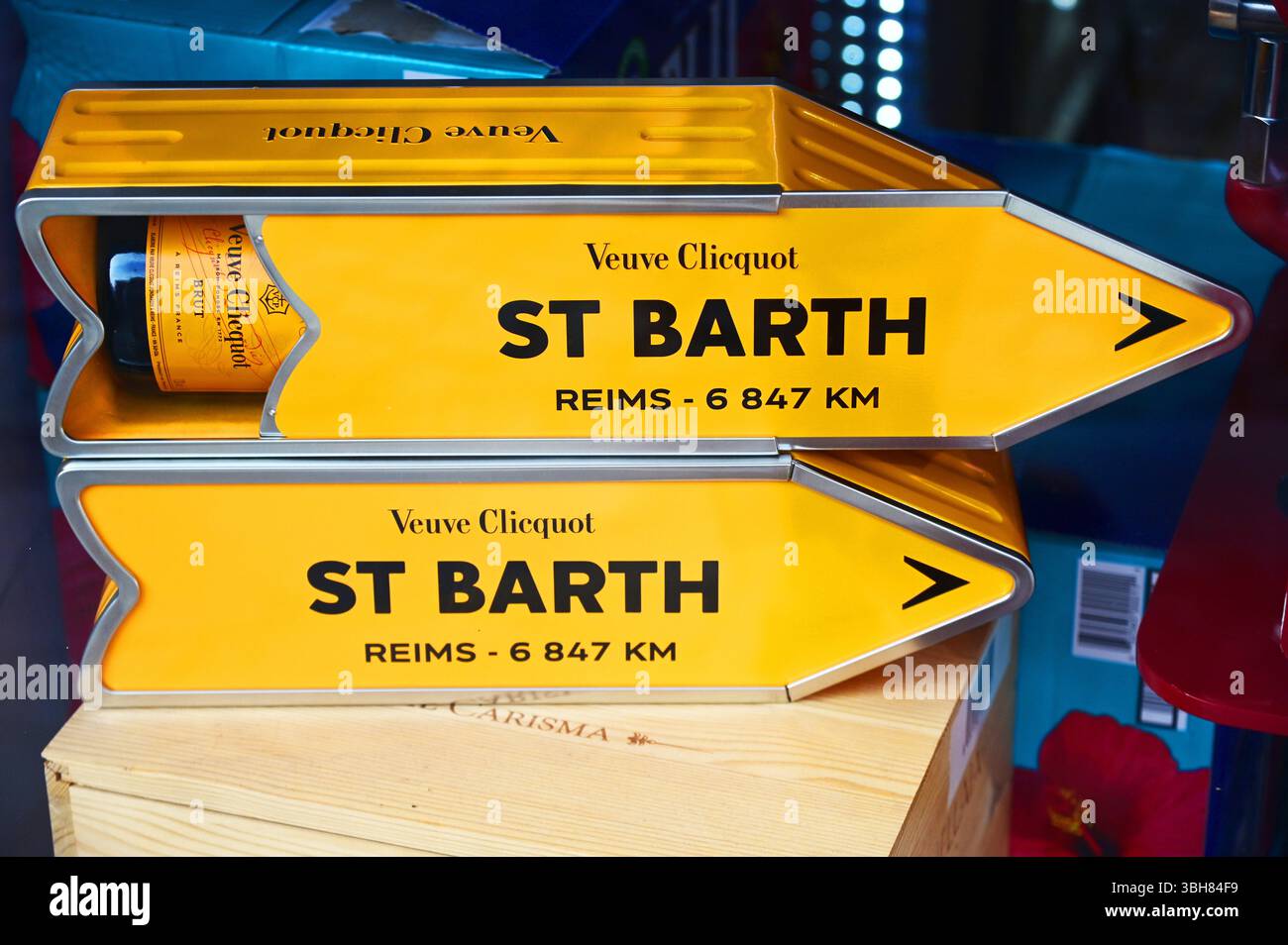 FRANKREICH. INSEL SAINT-BARTHELEMY (977). GUSTAVIA. WEINHANDLUNG MIT VEUVE CLIQUOT CHAMPAGNER IN KISTEN WIE EIN POSTSCHILD MIT DER ENTFERNUNG REIMS-SAINT-BAR Stockfoto