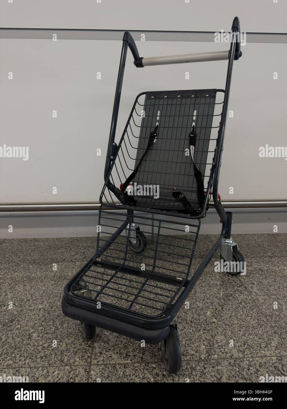 Leerer Gepäckwagen im Wartebereich des Flughafens. Reisethema Stockfoto