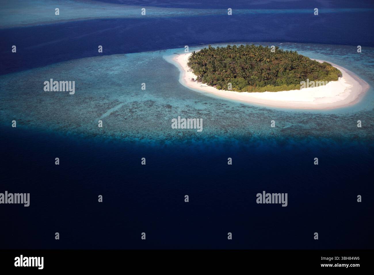 ARCHIPEL DES MALEDIVEN. ATOLL DE LHAVIYANI. VUE AERIENNE D'UN ILOT PRIVE Stockfoto