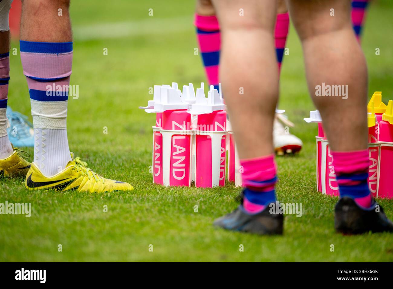 Trinkflaschen aus Ziland, die in einem Amateur-Rugby League-Herrenspiel verwendet werden. Stockfoto