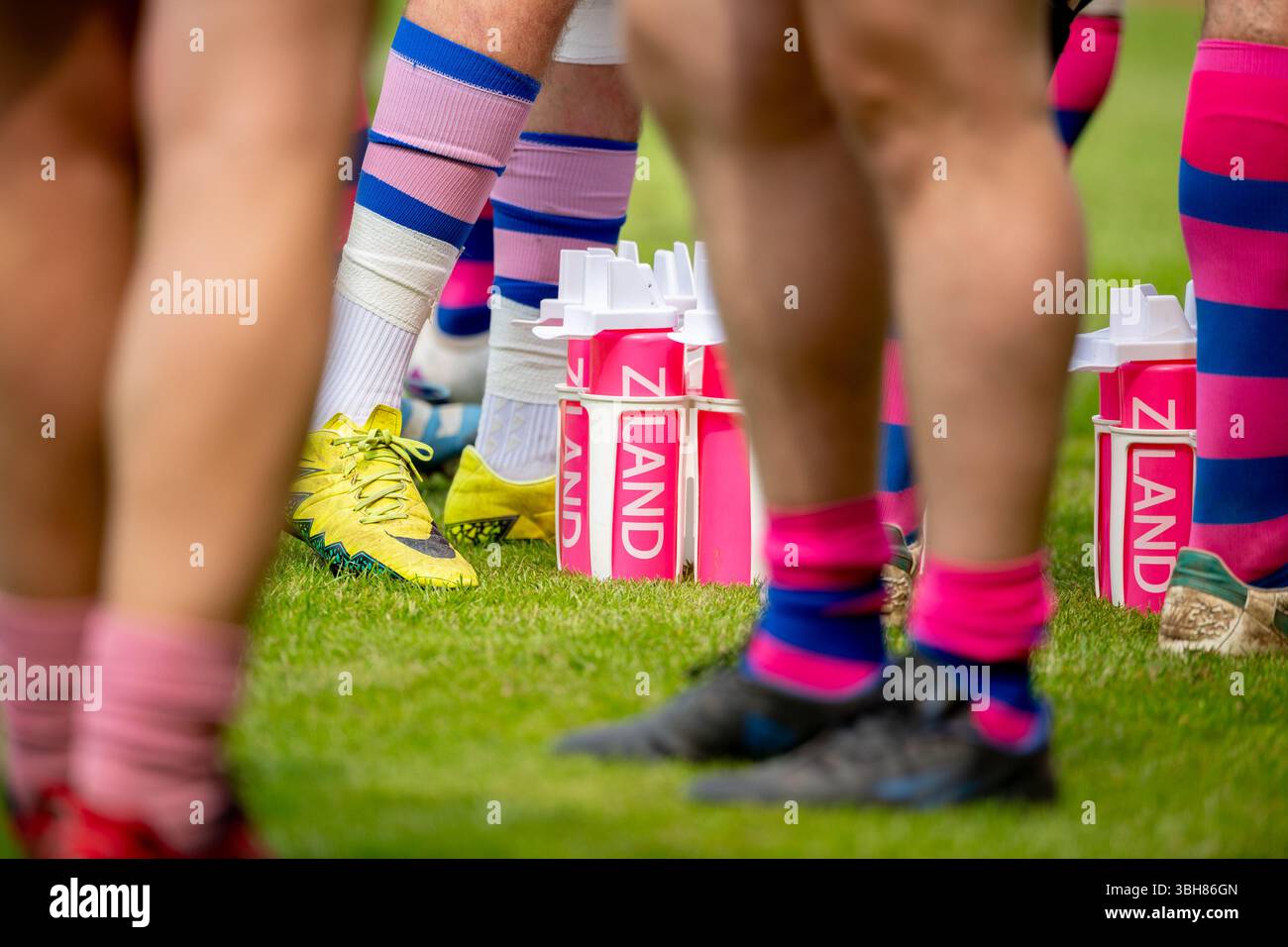 Trinkflaschen aus Ziland, die in einem Amateur-Rugby League-Herrenspiel verwendet werden. Stockfoto