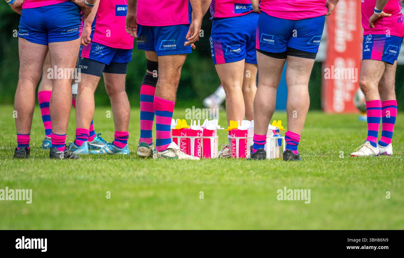 Trinkflaschen aus Ziland, die in einem Amateur-Rugby League-Herrenspiel verwendet werden. Stockfoto