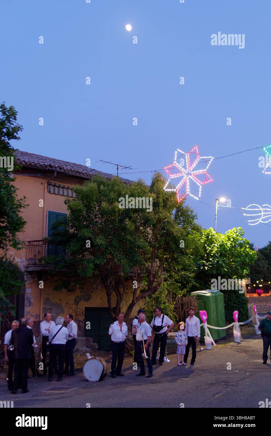 Die Musikband wartet auf das Festival der Kirche Madonna delle Grazie in Montefiascone, Region Latium, Italien. Juni 2025 Stockfoto