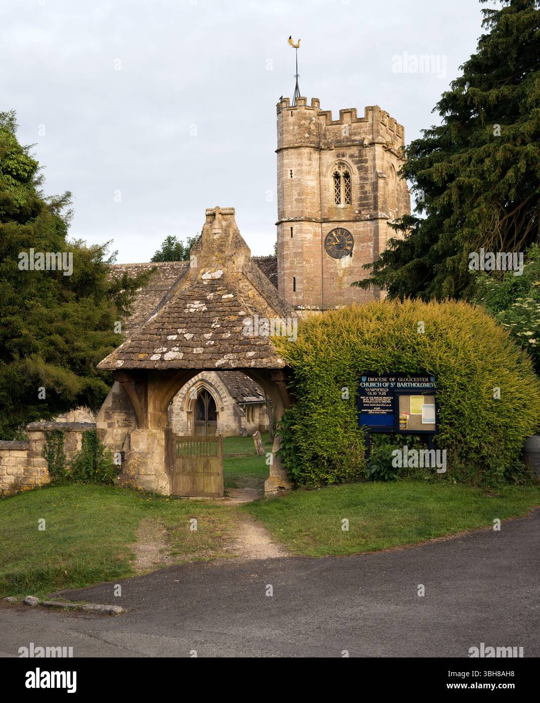 Die Kirche St. Bartholomew im Dorf Cotswold in Nympsfield, Gloucestershire, Großbritannien. Stockfoto