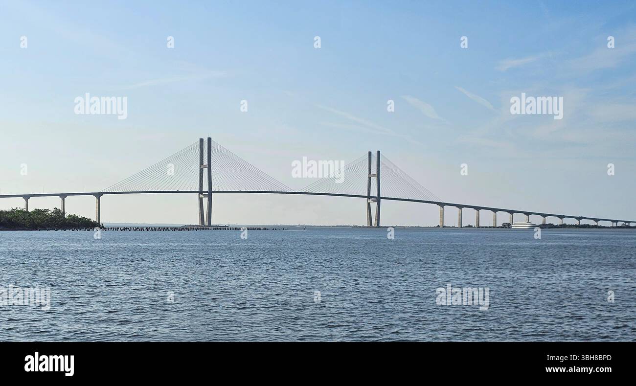 Die Sidney Lanier Bridge führt den US Highway 17 über den Turtle River in Brunswick, Georgia. Brunswick ist ein wichtiger Hafen an der Ostküste. - Smartphone-aufgenommenes Stockfoto