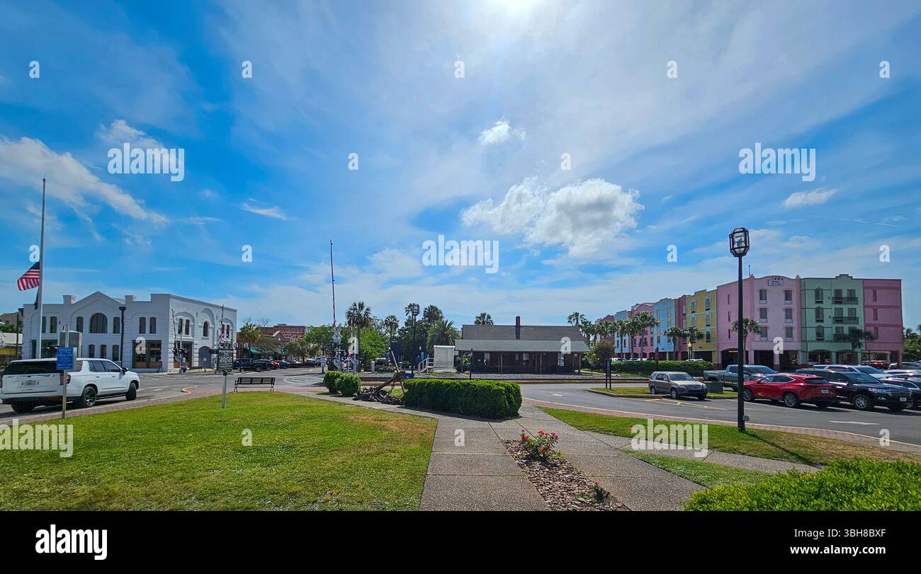 Downtown Fernandina Beach und historischer Bahnhof vom Yachthafen Amelia Island, Florida Stockfoto