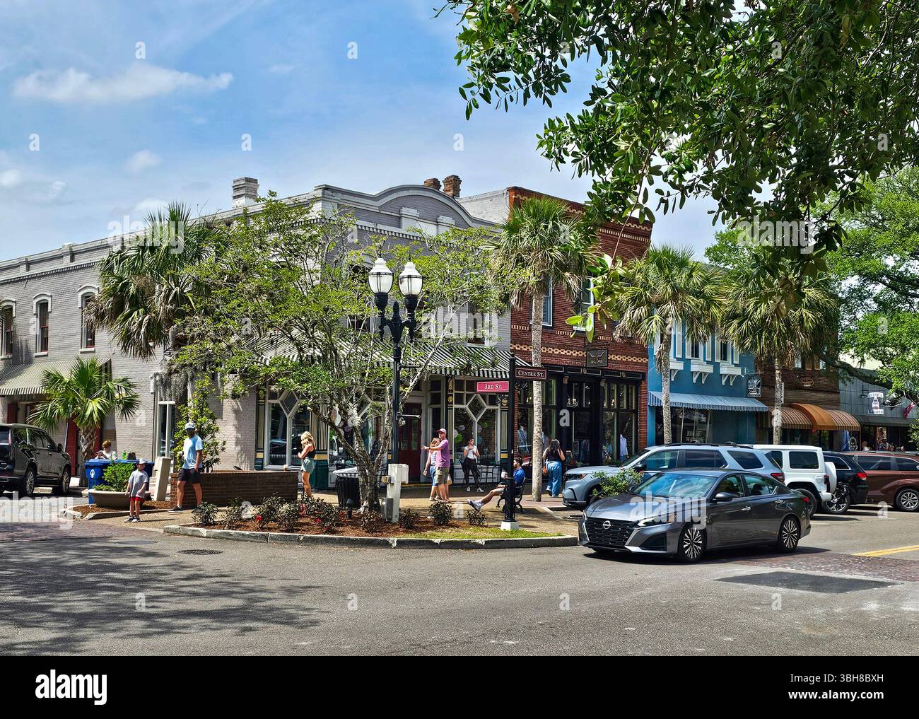 Das geschäftige Stadtzentrum von Ferandina Beach, Amelia Island, Florida. Eine attraktive und historische Stadt, die ein beliebtes Touristenziel ist. Stockfoto