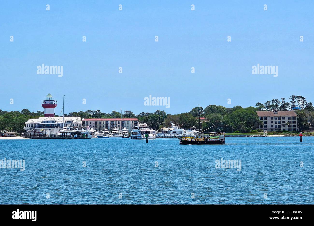 Geschäftige Hafenstadt, Hilton Head Island, South Carolina. Sowohl Vergnügungs- als auch kommerzielle Touristenboote nutzen das geschäftige Hafenbecken in Sea Pines, Hilton Head. - Smartphone-aufgenommenes Stockfoto