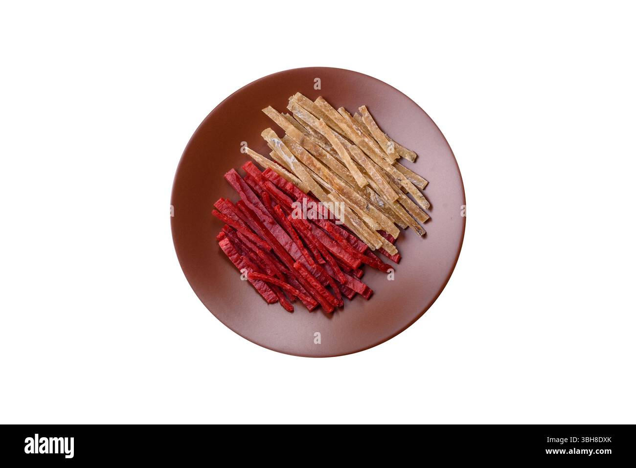 Ein Set Jerky oder Snacks mit Huhn und Fisch mit Salz und Gewürzen. Getrocknete Biersnacks Stockfoto