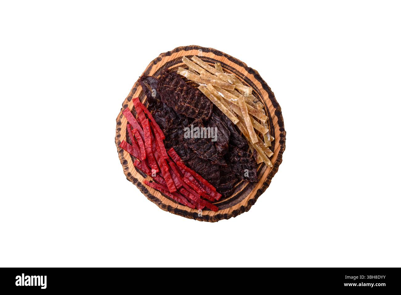 Ein Set Jerky oder Snacks aus Rindfleisch, Huhn und Fisch mit Salz und Gewürzen. Getrocknete Biersnacks Stockfoto