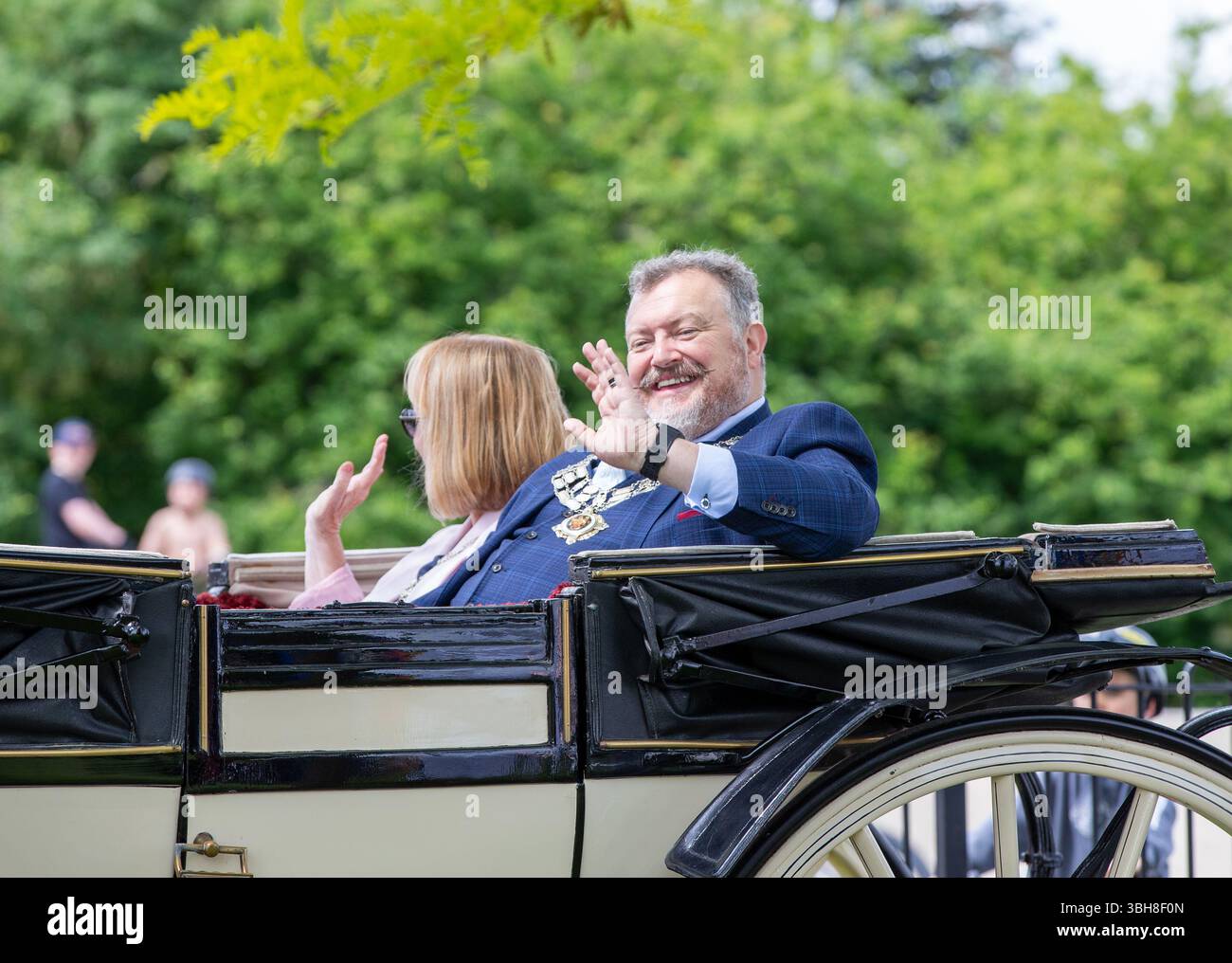 Brentwood Essex uk 8. Juni 2025 die Strawberry Fair von Brentwood kommt mit besonderer Bedeutung zum 80. Jahrestag des VE Day. Der neue Bürgermeister von Brentwood und seine Oberbürgerin Vanessa Laplain kamen mit einem Pferd und einer Kutsche von Bennett's Credit: Richard Lincoln/Alamy Live News Stockfoto