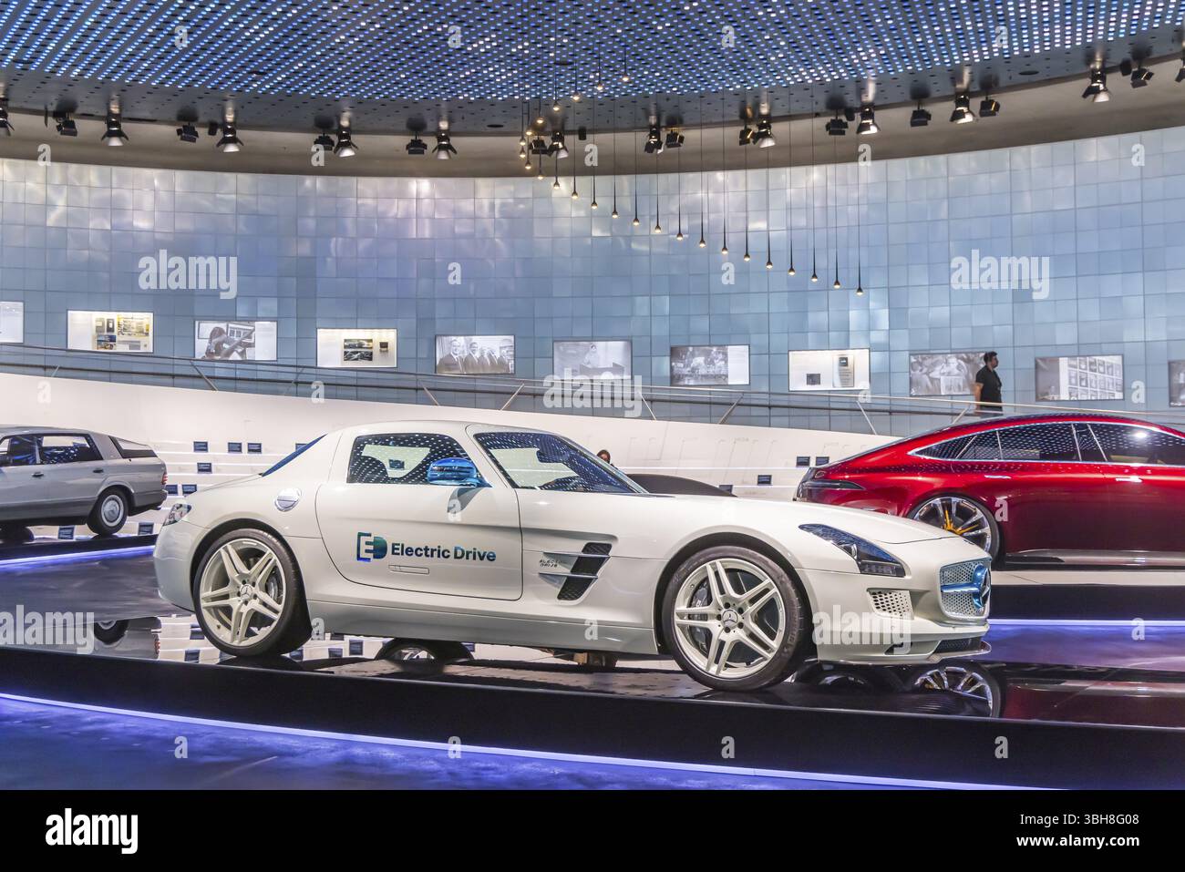 Mercedes-Benz Auto 2000 ab 1981: Das Mercedes-Benz Museum in Stuttgart präsentiert eine Reise durch die Automobilgeschichte des Weltkonzerts. Stockfoto