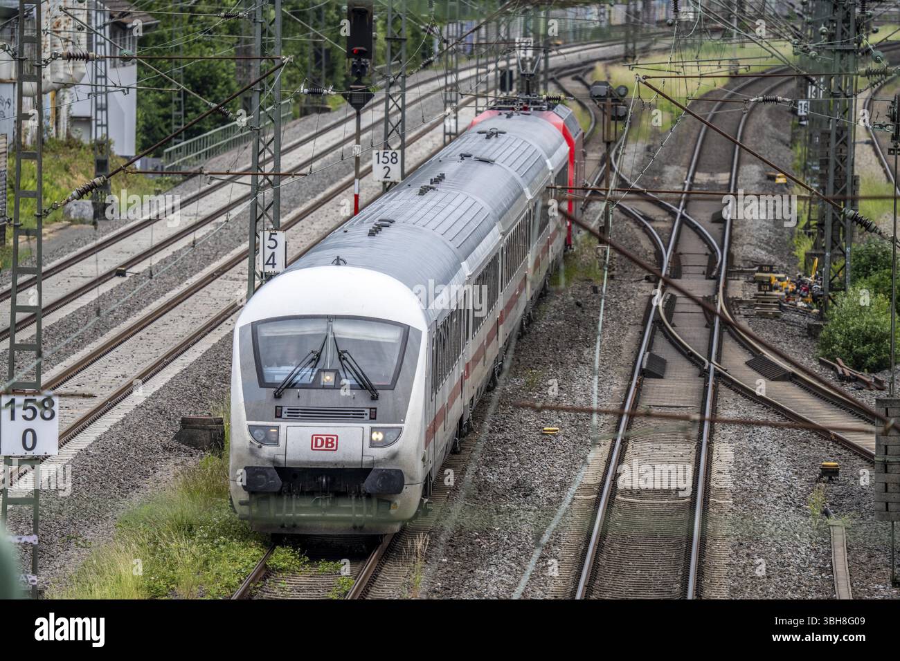 IC-Zug, Intercity, auf der Strecke Bochum–Dortmund, bei Dortmund-Marten, mehrgleisige Strecke für nah- und Fernverkehr, Dortmund, Nort Stockfoto
