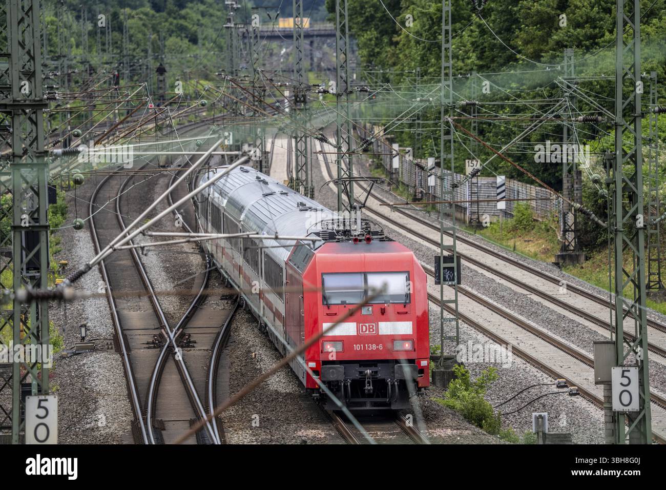 IC-Zug, Intercity, auf der Strecke Bochum–Dortmund, bei Dortmund-Marten, mehrgleisige Strecke für nah- und Fernverkehr, Dortmund, Nort Stockfoto