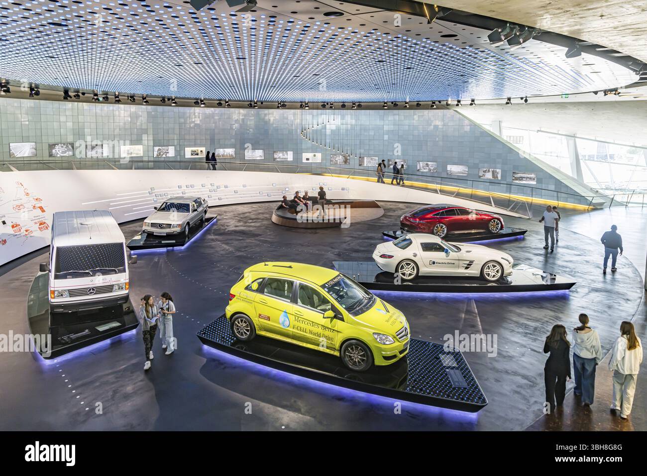 Mercedes-Benz Auto 2000 ab 1981: Das Mercedes-Benz Museum in Stuttgart präsentiert eine Reise durch die Automobilgeschichte des Weltkonzerts. Stockfoto