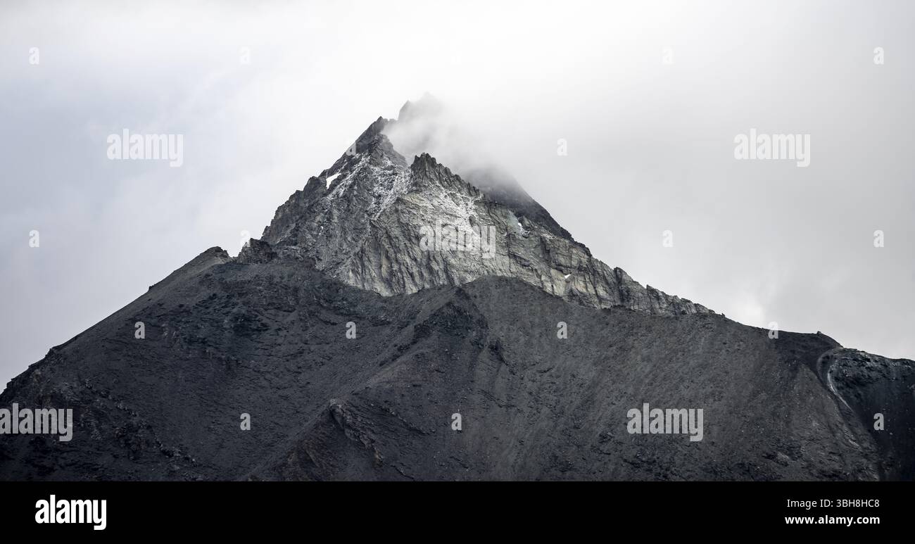 Felsiger Berggipfel, in Wolken gehüllt, Walliser Alpen, Wallis, Schweiz, Europa Stockfoto