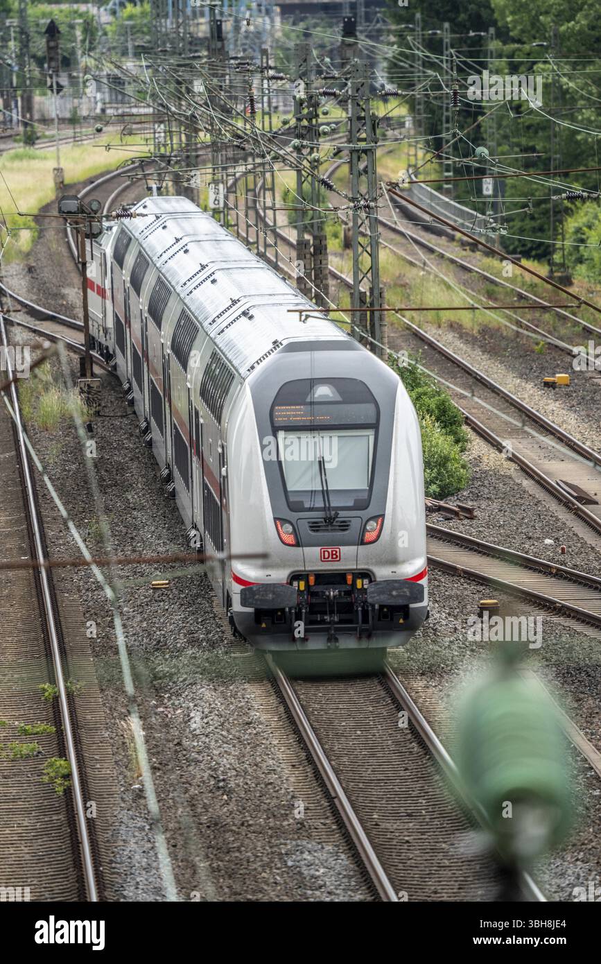 IC2-Zug, Doppelstockbahn Intercity, auf der Strecke Bochum–Dortmund, bei Dortmund-Marten, mehrgleisige Strecke für nah- und Fernverkehr Stockfoto