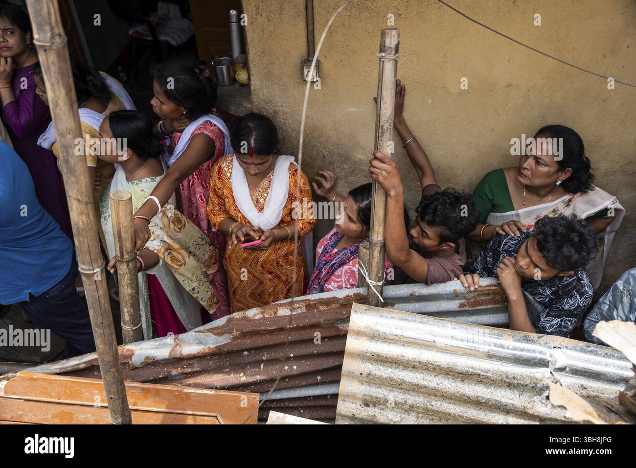 Die Rettungseinsätze der National Disaster Response Force (NDRF) und der Polizei sind nach einem großen Erdrutsch, ausgelöst durch, in vollem Gange Stockfoto