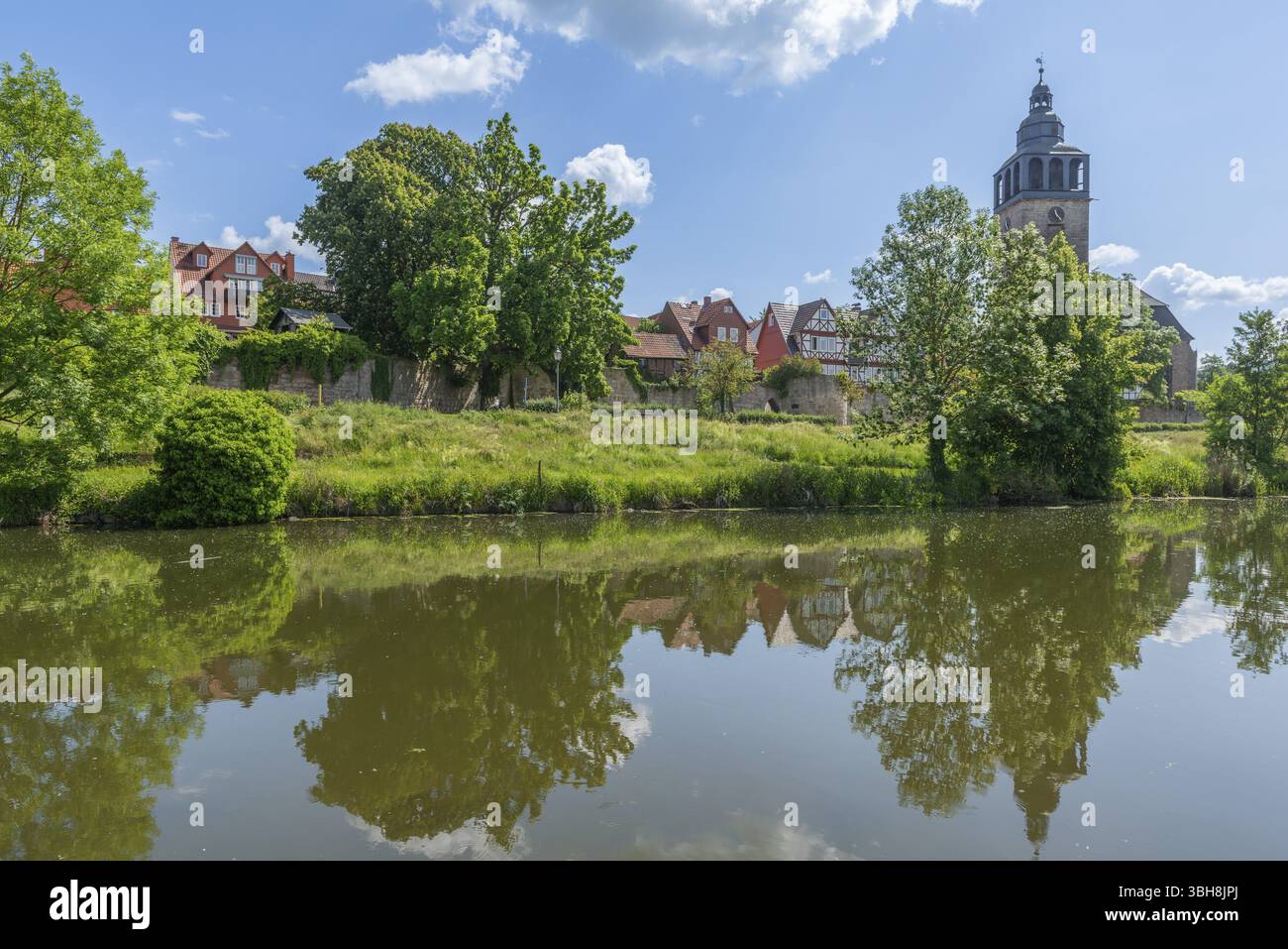 St. Crucis Kirche, Bad Sooden, Allendorf, Allendorf Bezirk, Kirchturm, turmuhr, Stadtmauer, Fachwerkhäuser, Wasserspiegelung, Flussufer Stockfoto