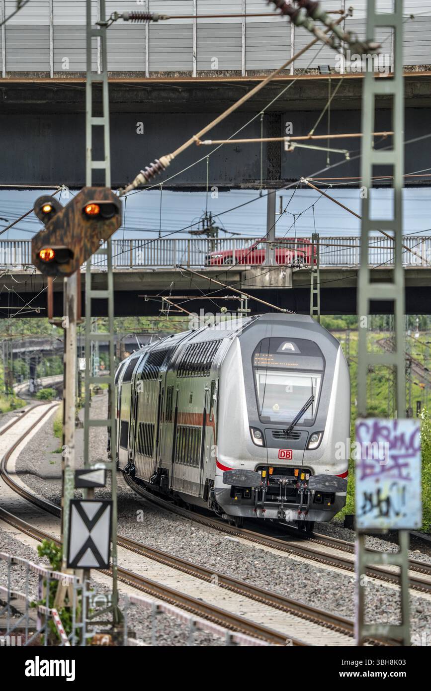 IC2-Zug, Doppelstockbahn Intercity, auf der Strecke Bochum–Dortmund, bei Dortmund-Marten, mehrgleisige Strecke für nah- und Fernverkehr Stockfoto