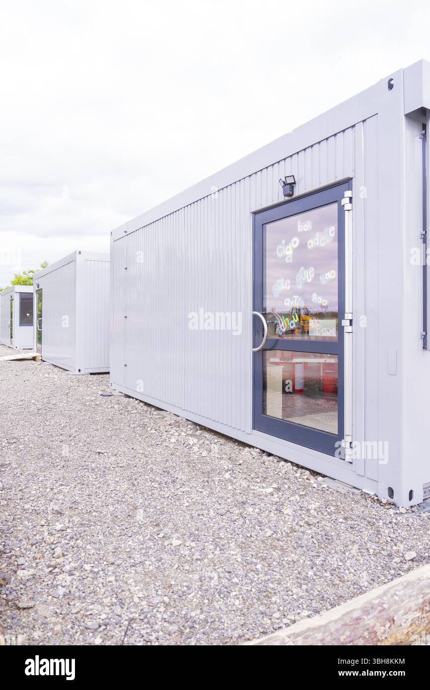 Graue Container mit Türen im funktionalen Außenbereich, Übergangskitestätte im Containerbau, Kindertagesstätte Gechingen, Bezirk Calw Stockfoto