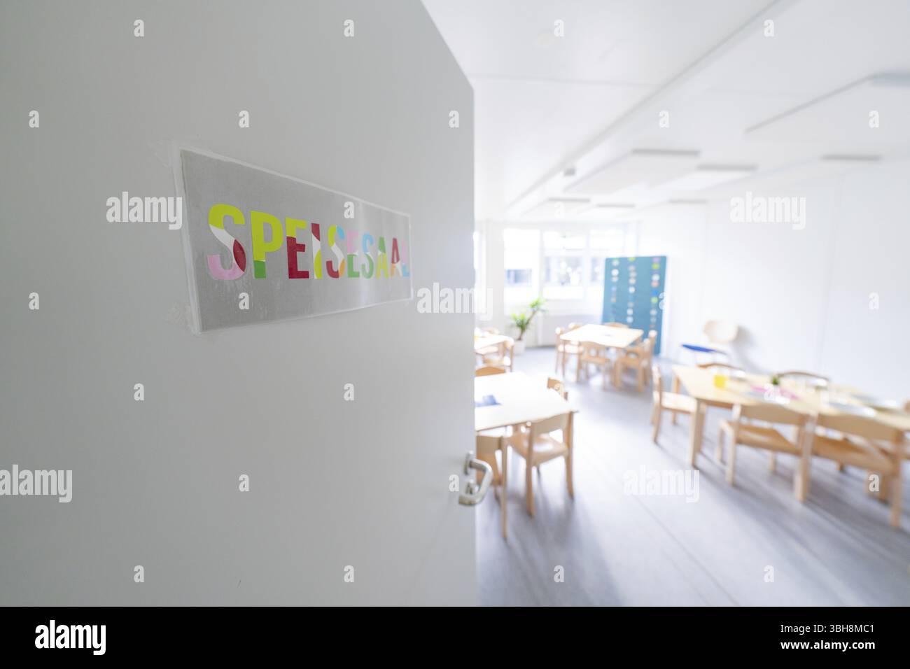 Heller Klassenzimmer-Blick durch offene Tür mit dem Schild „Spessart“, Übergangs-Kindertagesstätte im Containerbau, Kindertagesstätte Gechingen, Stockfoto