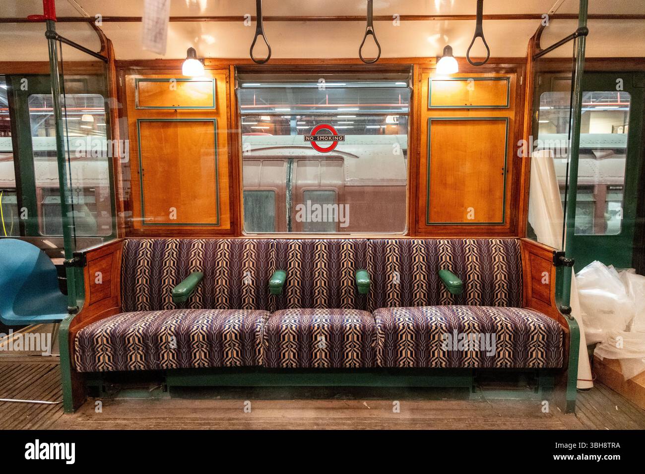 Innenraum des Q Stock London U-Bahn-Wagens aus den 1930er Jahren, der auf der District Line im London Transport Museum Depot, London, England verkehrte Stockfoto