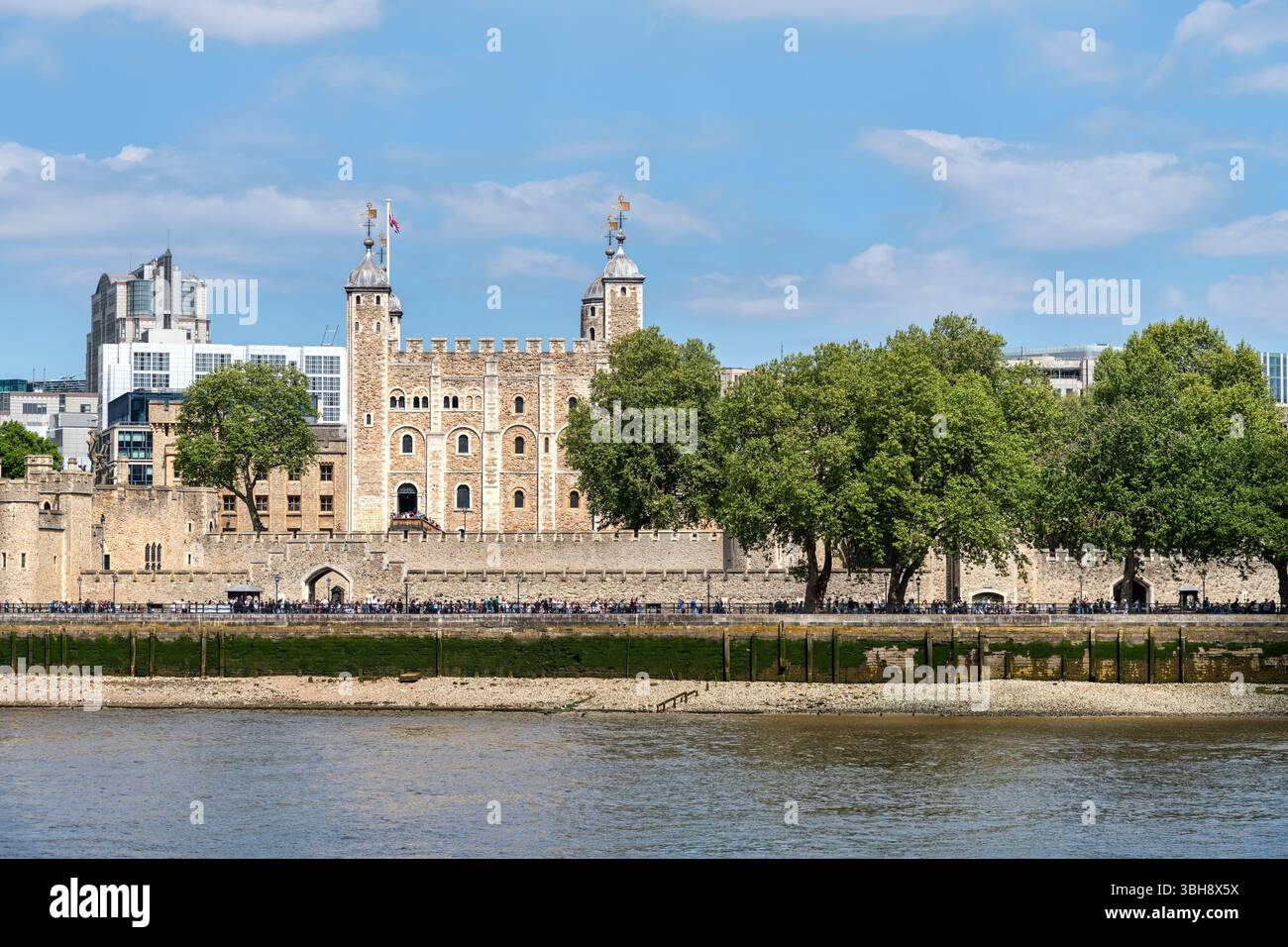 London, England, Vereinigtes Königreich - 3. Mai 2025: Der Tower of London, offiziell als His Majesty's Royal Palace and Fortress of the Tower of London bezeichnet, Stockfoto