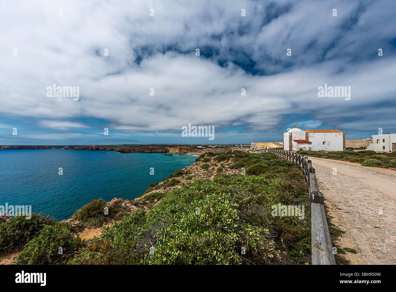 Sagres, Portugal 28. Mai 2022: Überreste der Schule von Sagres, nahe dem Kap St. Vincent, dem südwestlichen Ende der Iberischen Halbinsel, an der Algarve. Stockfoto