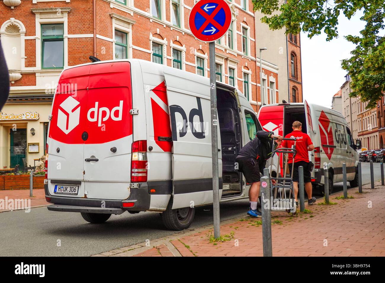 dpd Paket Auslieferungen Bullis - gesehen am 06.06.2025 in Hannover Lister Meile *** dpd Paketzustellwagen gesehen am 06 06 2025 in Hannover Lister Meile Stockfoto