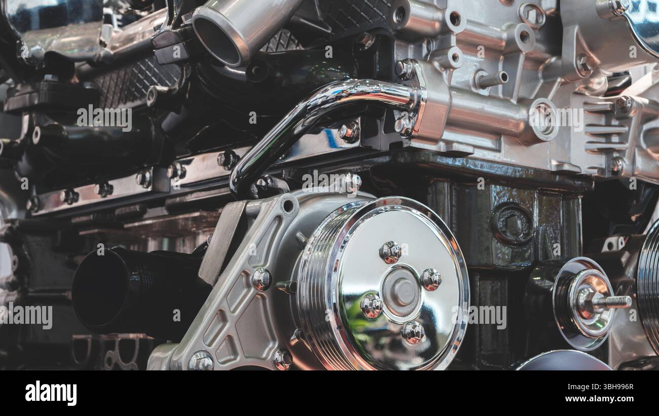 Nahaufnahme eines Automotors mit vielen Details. Der Motor ist ein komplexes Maschinenteil mit vielen Teilen und Komponenten. Das Konzept von Ehrfurcht und Bewunderung Stockfoto