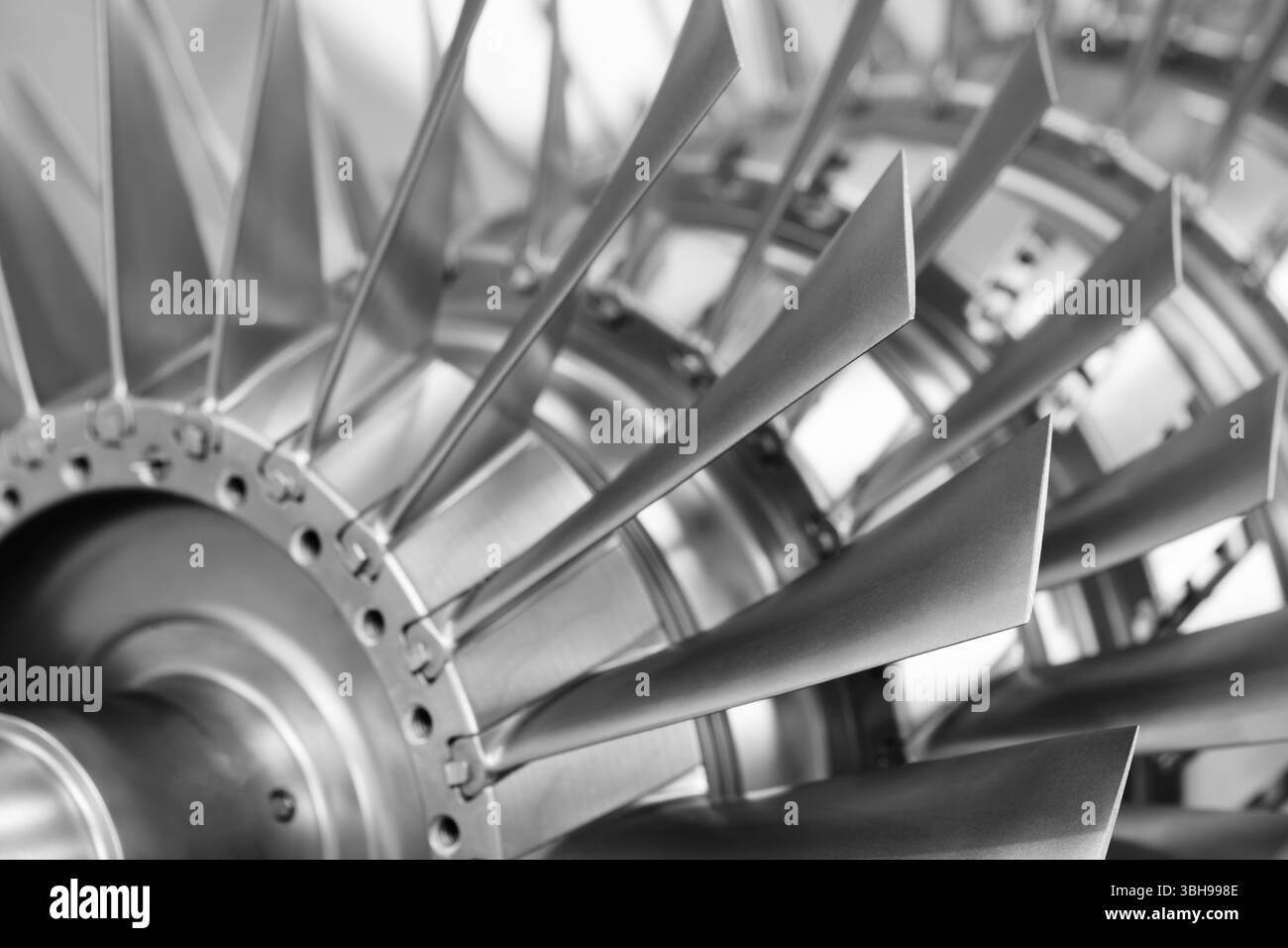 Große Metallturbine auf dem Tisch der programmierbaren CNC-Maschine für die industrielle Metallbearbeitung, Hintergrund des Industriemaschinen-Konzepts. Stockfoto