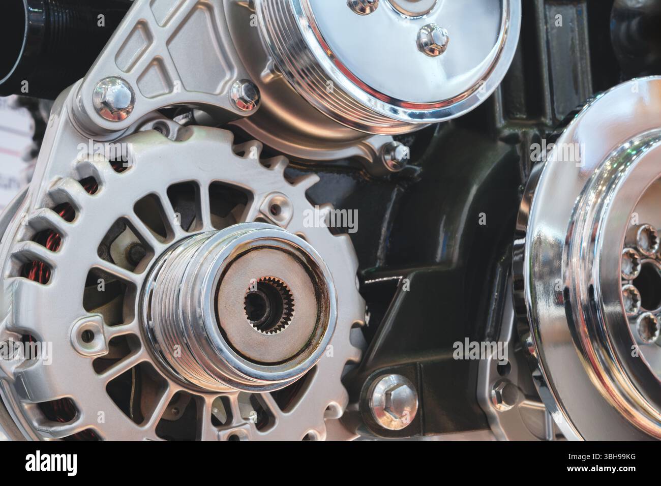 Nahaufnahme eines Automotors mit vielen Details. Der Motor ist ein komplexes Maschinenteil mit vielen Teilen und Komponenten. Das Konzept von Ehrfurcht und Bewunderung Stockfoto