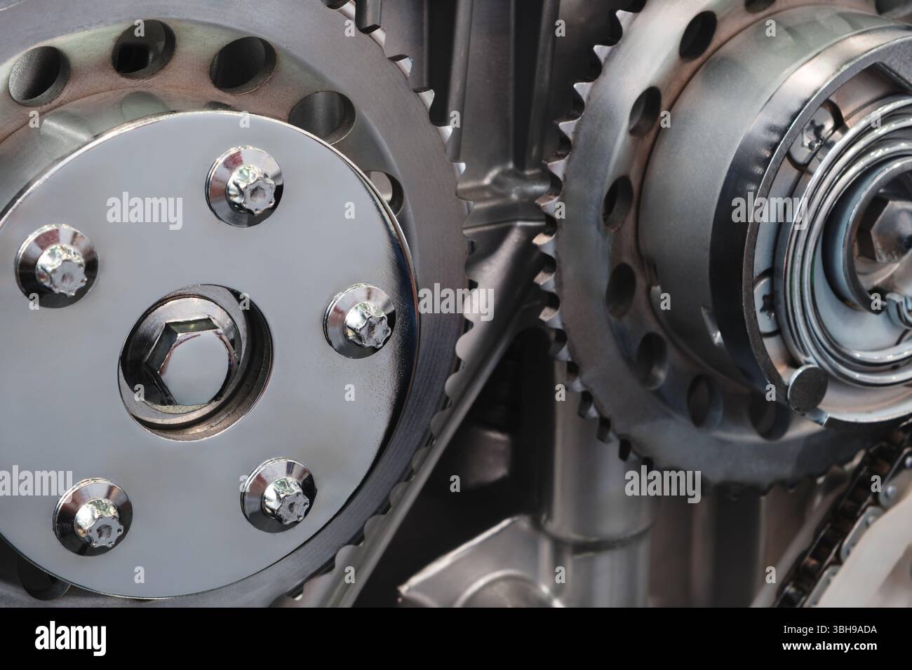 Nahaufnahme eines Automotors mit vielen Details. Der Motor ist ein komplexes Maschinenteil mit vielen Teilen und Komponenten. Das Konzept von Ehrfurcht und Bewunderung Stockfoto
