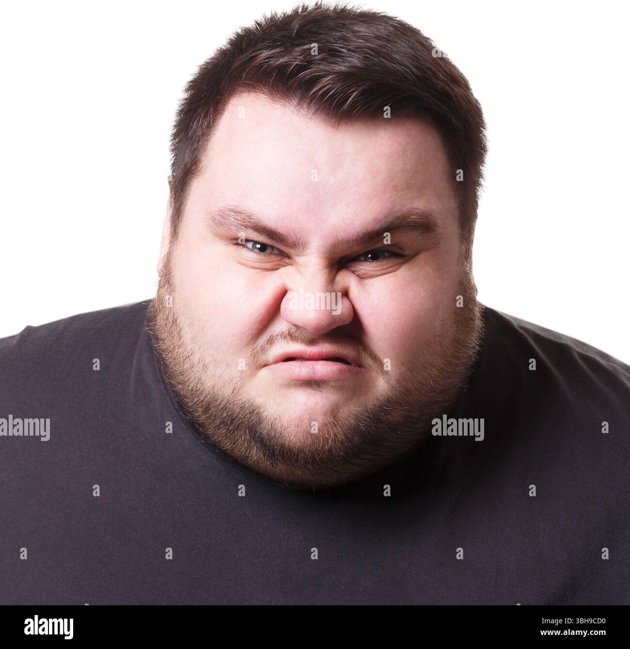 Wütender Mann, der mit geballten Fäusten kämpft, isoliert Stockfoto