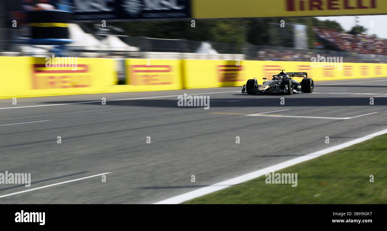 F1 (vermarktet als F1 the Movie) ist ein US-amerikanisches Sportdrama von Joseph Kosinski mit einem Drehbuch von Ehren Kruger aus einer Geschichte, an der die beiden mitgeschrieben haben, über die Formel-1-Weltmeisterschaft, die in Zusammenarbeit mit der FIA, ihrem Leitungsorgan, entstand. Stockfoto