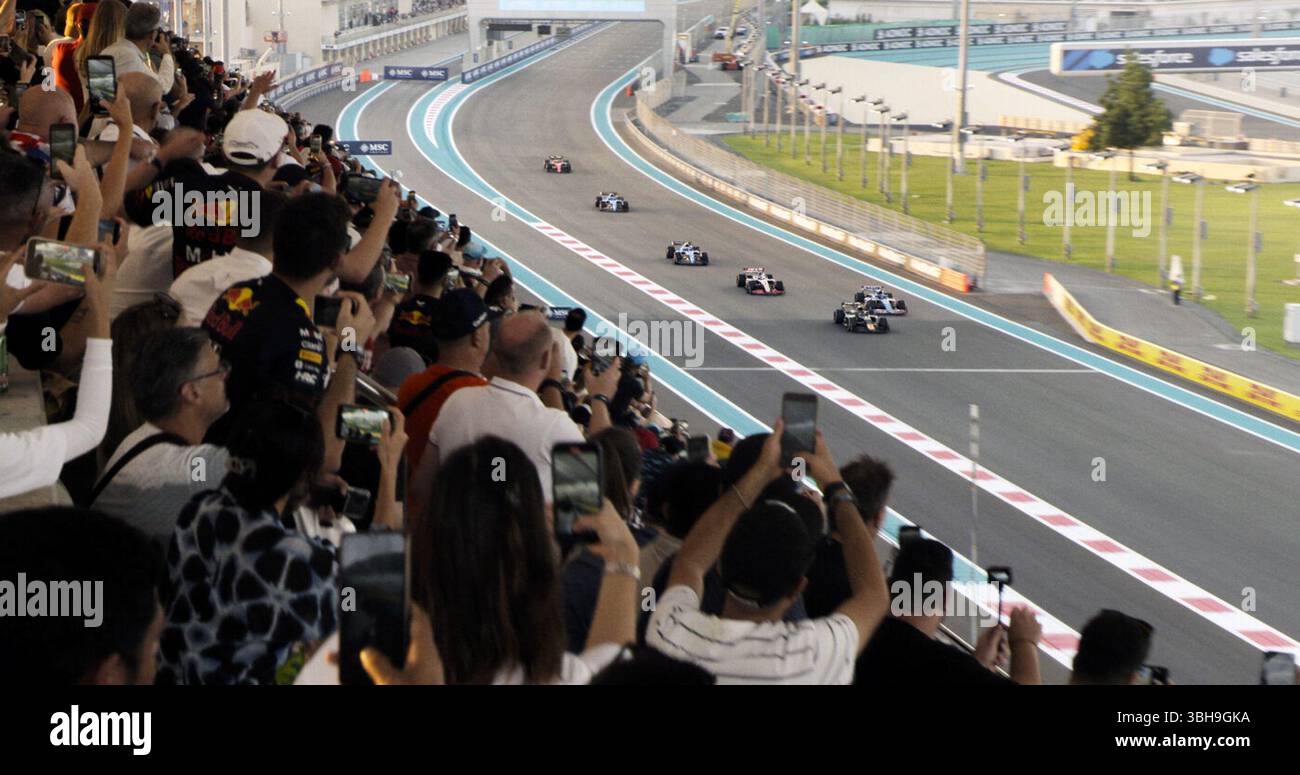 F1 (vermarktet als F1 the Movie) ist ein US-amerikanisches Sportdrama von Joseph Kosinski mit einem Drehbuch von Ehren Kruger aus einer Geschichte, an der die beiden mitgeschrieben haben, über die Formel-1-Weltmeisterschaft, die in Zusammenarbeit mit der FIA, ihrem Leitungsorgan, entstand. Stockfoto