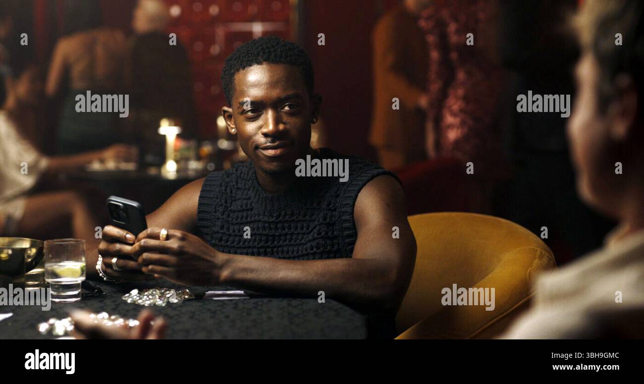 F1 (vermarktet als F1 the Movie) ist ein US-amerikanisches Sportdrama von Joseph Kosinski mit einem Drehbuch von Ehren Kruger aus einer Geschichte, an der die beiden mitgeschrieben haben, über die Formel-1-Weltmeisterschaft, die in Zusammenarbeit mit der FIA, ihrem Leitungsorgan, entstand. Stockfoto