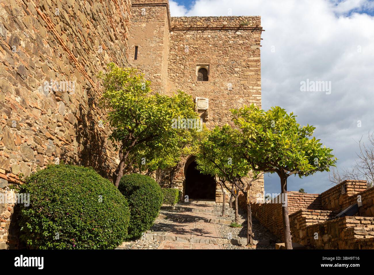 Treppe Der Festung Alcazaba, Mediterrane Palastartige Festungsmauern. Das Berühmte Schloss Gibralfaro Ummauerte Korridor Malaga Spanien Stockfoto