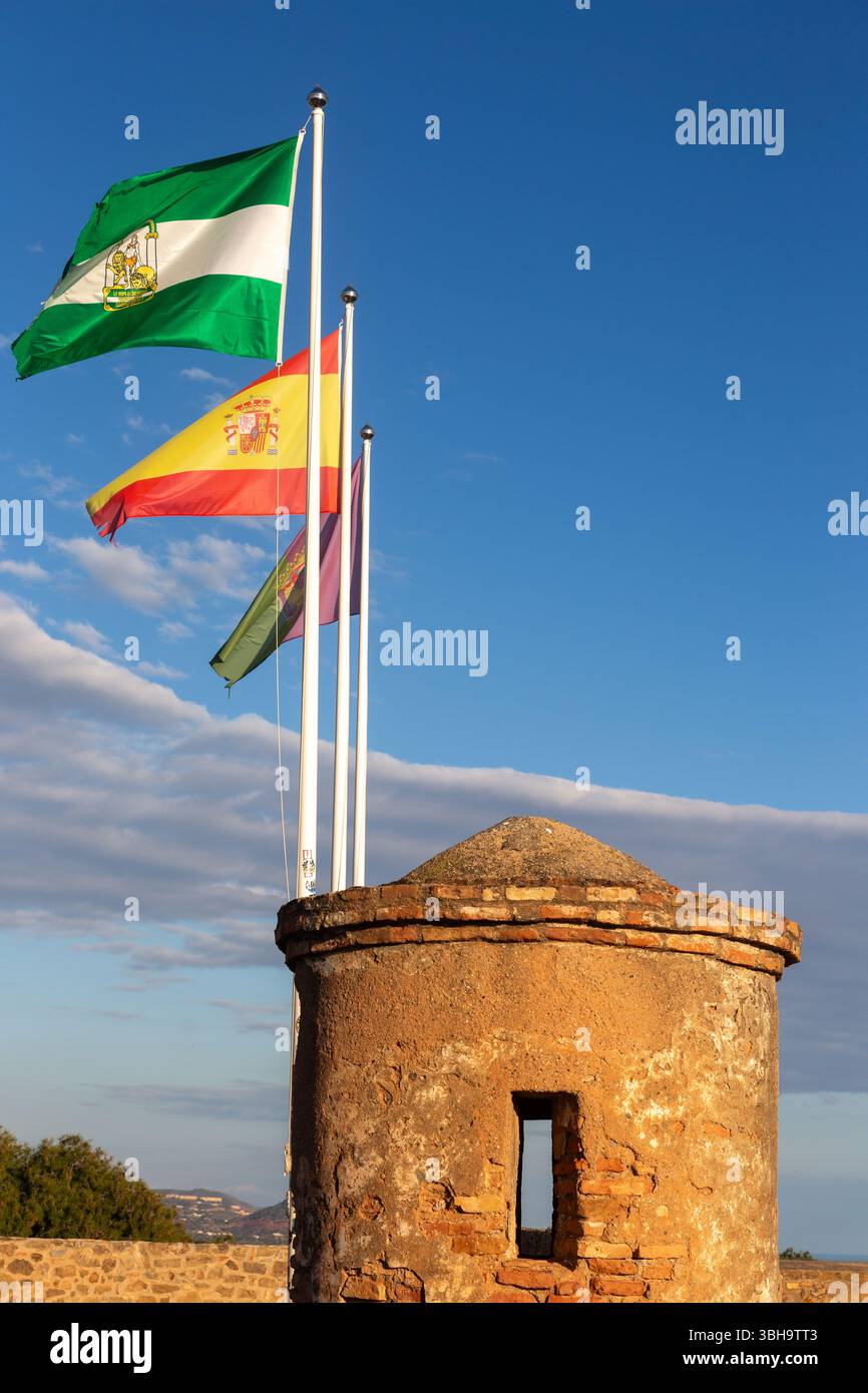 Spanische und malaga Provinzflaggen, Torre Mayor berühmtes Hauptturmporträt, Schloss Gibralfaro defensiv mittelalterliche Festung Alcazaba Aussichtspunkt Stockfoto