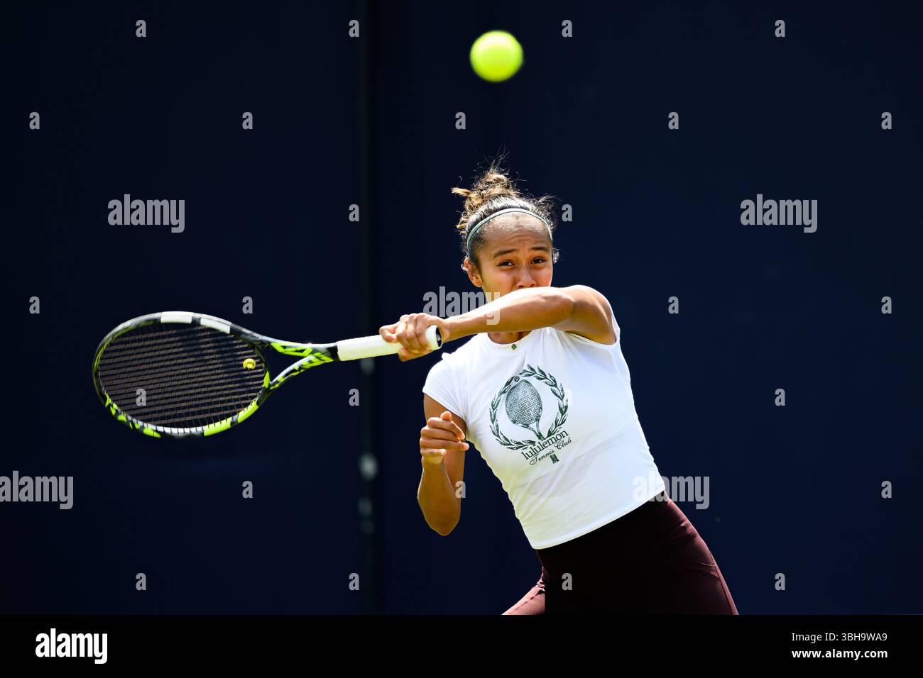 LONDON, VEREINIGTES KÖNIGREICH Juni 08: Leylah Fernandez (CNA) - der zweite der US Open 2021, übt vor dem Qualifikationsspiel am zweiten Tag der HSBC Championships 2025 im Queen's Club am Sonntag, den 08. Juni 2025 in LONDON, VEREINIGTES KÖNIGREICH. Quelle: Taka Wu/Alamy Live News Stockfoto